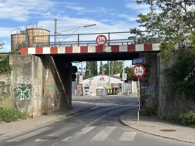 Für viele Passanten stellt die Unterführung in der Zehetnergasse eine tägliche Herausforderung dar. Anrainerinnen und Anrainer warnen vor gefährlichen Situationen.  | Foto: Matthias Pandrea/Mein Bezirk