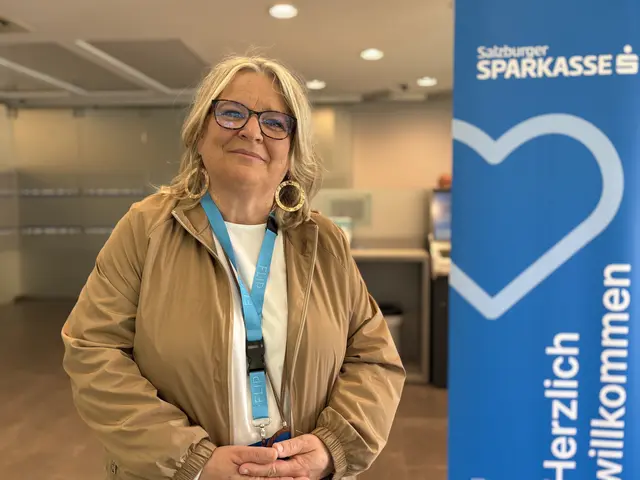 Karin Macheiner ist Filialverantwortliche der Zweite Sparkasse Salzburg. "Unser neuer Standort in Itzling erlaubt es uns, Menschen nicht nur finanziell, sondern auch menschlich auf ihrem Weg zu einer stabilen Zukunft zu begleiten." | Foto: Sabrina Moriggl