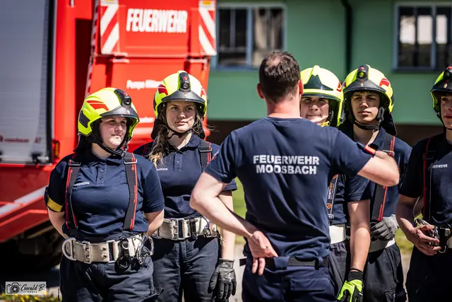 Die Teilnehmerinnen und Teilnehmer der Truppmannausbildung zeigten bei der Abschlussübung vollen Einsatz. | Foto: Gerald B.