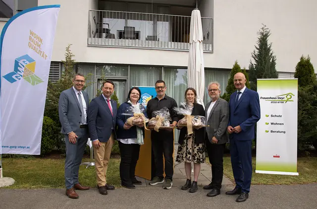 Bürgermeister Markus Vogl, Landeshauptmann-Stv. Manfred Haimbuchner (1.+2.v.l.), Vizebürgermeister Michael Schodermayr und Landesrat Christian Dörfel (6.+7.v.l) überreichen den Leiter:innen von Frauenhaus, Vitalem Wohnen der Volkshilfe und dem Wohnhaus der Lebenshilfe Oberösterreich zum Einzug Brot und Salz. | Foto: Magistrat Steyr I Presse