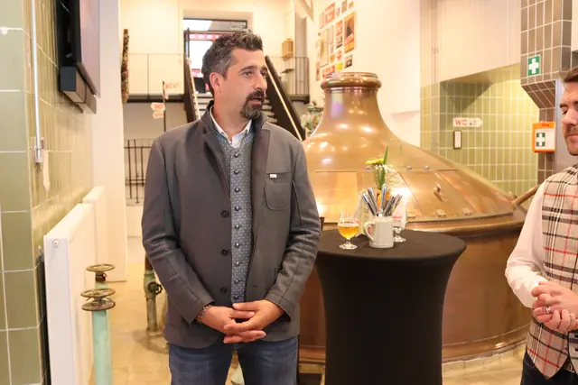 Oliver Plieschnig, Verkaufsdirektor der Brau Union Österreich bei der Führung durch die neue Stadtbrauerei. | Foto: MeinBezirk/Chiara Kresse