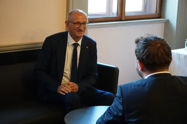 Landeshauptmann Anton Mattle im Gespräch mit MeinBezirk nach der parlamentarischen Enquete im Bundesrat. Im Interview sprach er unter anderem über Digitalisierung, Föderalismus und aktuelle politische Herausforderungen. | Foto: meinbezirk/sprenger