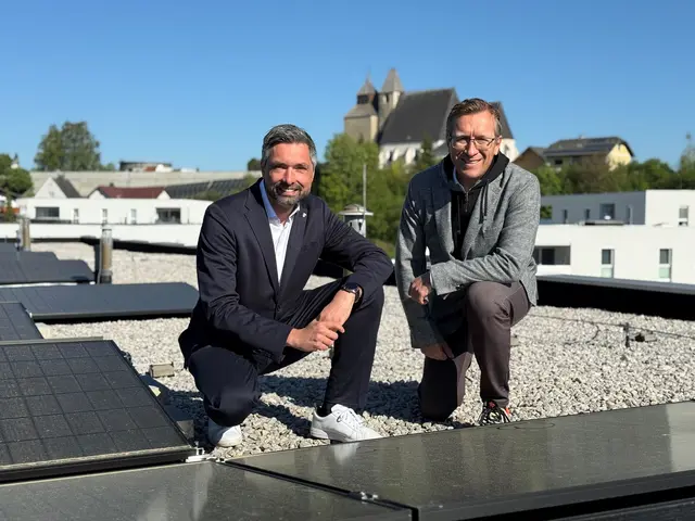 Bürgermeister Peter Schobesberger mit Stefan Haubenwallner (GSG) beim vierten Bürgerkraftwerk. | Foto: Schobesberger