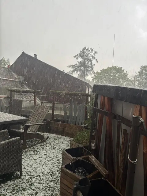 Hagel versetzte die Gärten in Winterstimmung. | Foto: Wirger