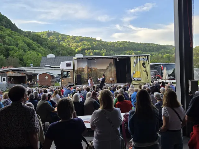 Die besondere Atmosphäre rund um den Theater-LKW machte den Abend zu einem besonderen Kulturerlebnis. | Foto: Julia Steyrer