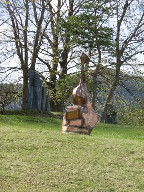 Kupferdiebe zerstörten Erdmutter-Skulptur
