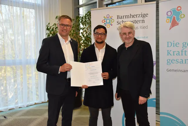 Ärztlicher Direktor Joahnnes Huber, Preisträger OA Manish Theiner und Vorsitzender der Jury
Primar Robert Hörantner. | Foto: BHS Ried