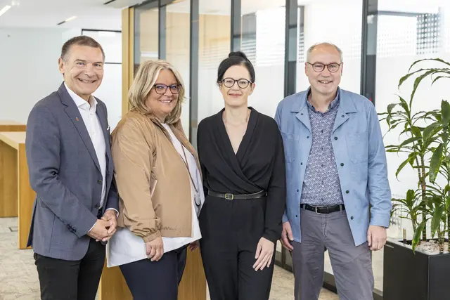 Rupert Rieder, Vorstandsvorsitzender der Zweite Sparkasse, Karin Macheiner, Filialverantwortliche der Zweite Sparkasse Salzburg, Gerda Holzinger-Burgstaller, Vorstandsvorsitzende der Erste Bank Oesterreich, Peter T. Niederreiter, Geschäftsführer Schuldenberatung Salzburg.
  | Foto: wildbild 