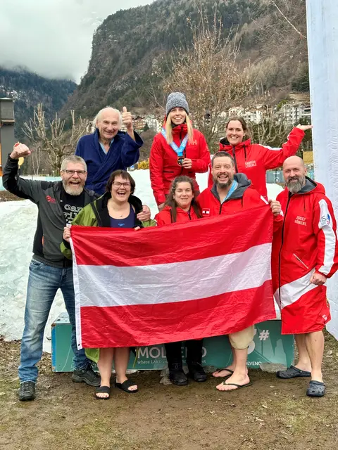 Eva Hergel (mitte) feiert mit dem österreichischen Team in Molveno. | Foto: TSC Landeck-Zams