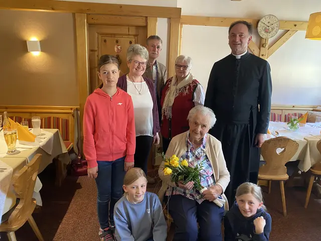 Erna Sauer im Kreise der Gratulanten | Foto: Marktgemeinde Thaya