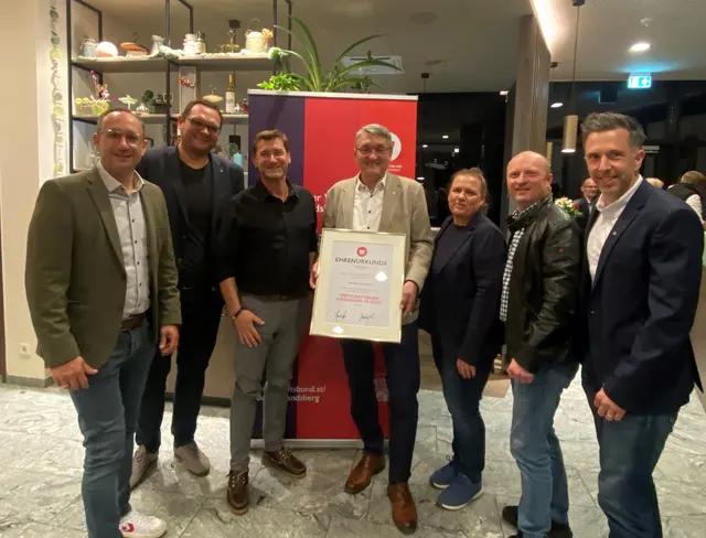 Jochen Pack, Mario Resch, Christian Freydl, Alois Resch, Katrin Zeilinger, Thomas Klinger und Michael Jesse (v.l.) bei der Versammlung.