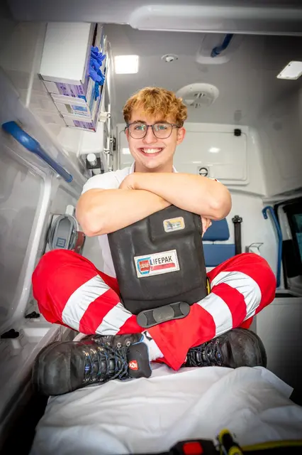Sanitäter Alexander Freistetter zeigt den Arbeitsplatz im Rettungsauto: Hier sollen künftig neue Sanitätshelfer mitarbeiten. | Foto: RK OÖ