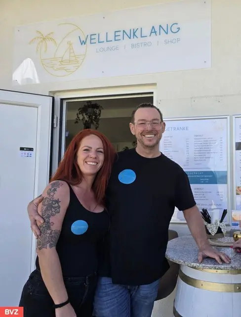 Stefanie Fischer und Stephan Blaschko bringen Genuss und Urlaubsflair ins Strandbad Neusiedl.  | Foto: Wellenklang