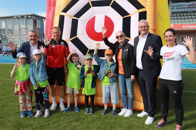 Heinrich Dorner, Bgm. Thomas Steiner, Sportunion Vizepräsidentin Silvia Mayerhofer und das BBSV Team mit Kindern bei der Zielwurfstation.  | Foto: Sportunion Burgenland