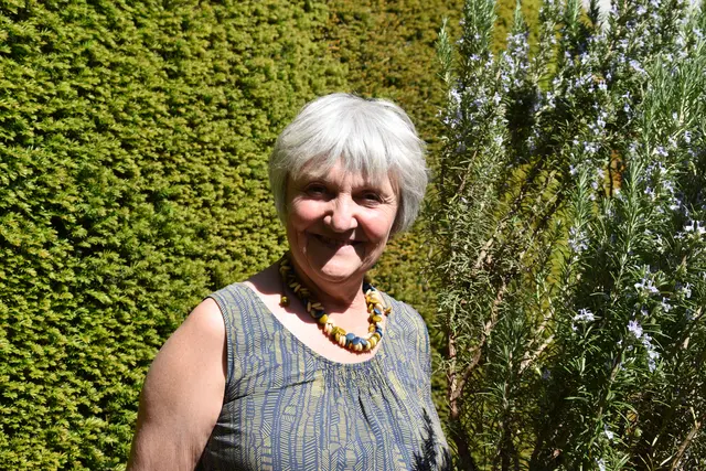 Maria Perschon mit ihrem blühenden Rosmarin. | Foto: Mirjam Preineder