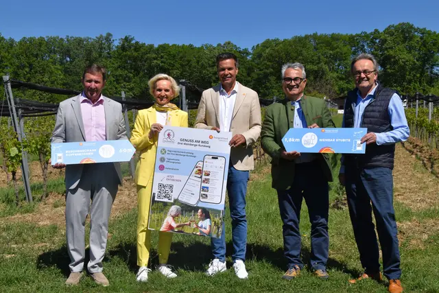 Der Drei Weinberge-Rundweg bekommt eine digitale Informationsplattform, die mittels QR-Code abgerufen werden kann: Franz Wachter (Bürgermeister Deutsch Schützen-Eisenberg), Monika Rauscher (Erlebnisregion Südburgenland-Managerin), Burgenland Tourismus-Geschäftsführer Didi Tunkel. Norbert Sulyok (Bürgermeister Kohfidisch) und Josef Wiesler (Projekt-Mitinitiator) | Foto: MeinBezirk/Michael Strini
