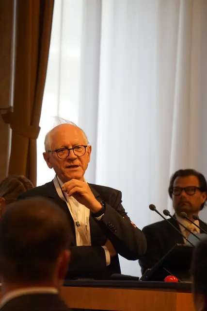 Reinhard Posch im Panel zur regionalen Sicherheit im digitalen Zeitalter.
Im Mittelpunkt standen Fragen zu Digitalisierung, Datensicherheit und geopolitischen Veränderungen. | Foto: meinbezirk/sprenger