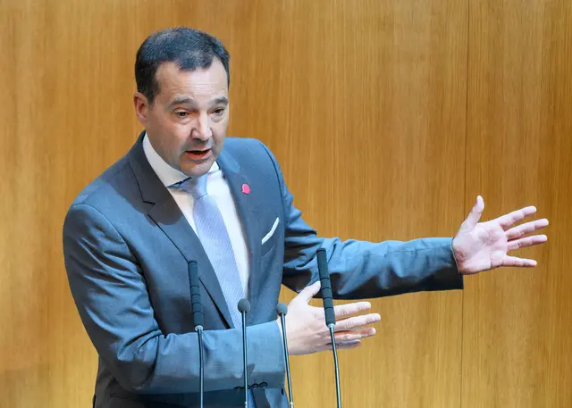 Der Ex-Neos-Abgeordnete Gerald Loacker soll in den Europäischen Rechnungshof entsandt werden. Doch daran stört sich jetzt die ÖVP. | Foto: APA-Images / SEPA.Media / Martin Juen