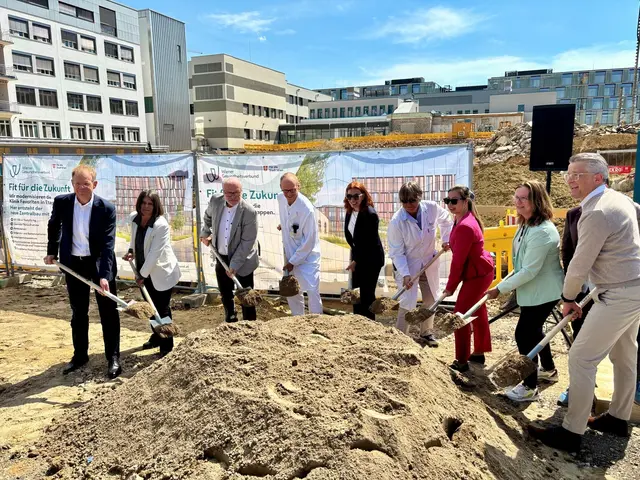Mit dem symbolischen Spatenstich wurden die Arbeiten für den Zentralbau der Klinik Favoriten initiiert. | Foto: Harald Schuster/BV 10