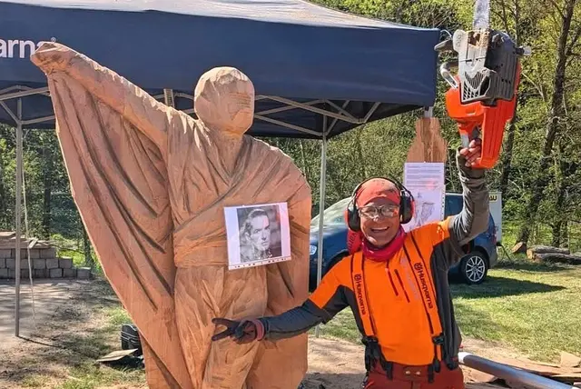 Holzskulptur von Ricardo Villacis aus Equador:  der österreichischen Sänger Falco | Foto: Privat