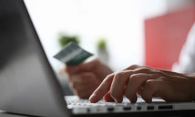 Um an einem beworbenen Testsystem für Trading teilzunehmen, soll der 57-Jährige mehrere zehntausend Euro auf verschiedene Konten überwiesen haben. (Symbolfoto) | Foto: stock.adobe.com/at/H_Ko 