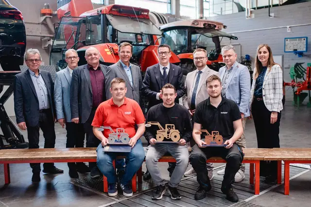 Matthias Rumpl, Niklas Daniel Gugler und Manuel Fenz (1. Reihe v. l.) mit prominenter Gratulantenschar (v.l.): Erich Reiß (WKNÖ-Berufszweigobmann der Land- und Baumaschinentechniker), Direktor-Stellvertreter Gerald Böck, Direktor Franz Pleil (beide LBS Mistelbach), WKNÖ-Bezirksstellenobmann Gernot Wiesinger, WKNÖ-Vizepräsident Kurt Hackl, Bürgermeister Erich Stubenvoll, Stadtrat Roman Fröhlich (beide Mistelbach) und WKNÖ-Direktorstellvertreterin Maria Gindl | Foto: Silvia Hintermayer