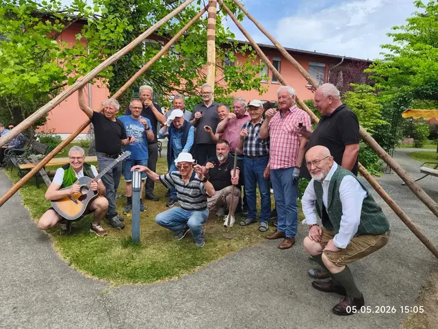 Geschafft - der Maibaum steht! | Foto: Ruth Meister