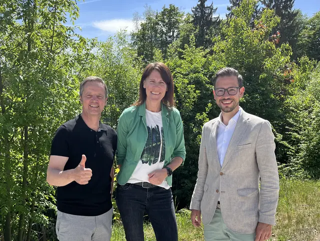 Obmann Andreas Kristan und Leiterin Brigitte Matschnig vom TVB St. Kanzian am Klopeiner See mit Landesrat Sebastian Schuschnig (von links), der mit einer Tourismusförderung das Projekt "Schmetterlingspark" unterstützt. | Foto: Büro LR Schuschnig