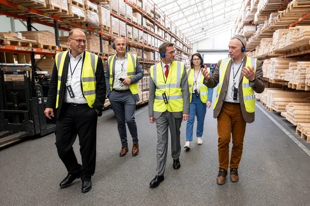 Firmenchef Franz Neuhofer, Landtagsabgeordneter Christian Mader, Wirtschafts-Landesrat Markus Achleitner, Landtagsabgeordnete Elisabeth Gneißl und Peter Baldinger, Geschäftsführer Operations (v.l.). | Foto: Land OOE/Daniela Sternberger