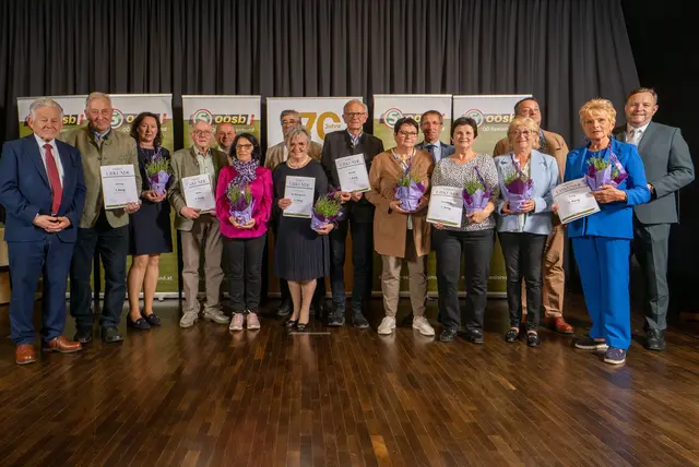 Landesobmann Josef Pühringer, Landesgeschäftsführer Bundesrat Franz Ebner, Bezirksobmann Josef Lindner und Ehrengäste aus der Region gratulierten den Vertretern der erfolgreichen Ortsgruppen. | Foto: OÖ Seniorenbund
