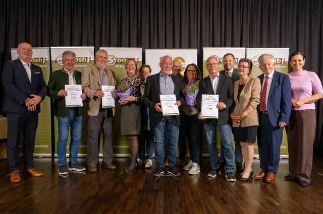 Landesobmann Josef Pühringer, Landesgeschäftsführer Bundesrat Franz Ebner, Bezirksobfrau Josefine Richter und Ehrengäste aus der Region gratulierten den Vertretern der erfolgreichen Ortsgruppen. | Foto: Seniorenbund OÖ