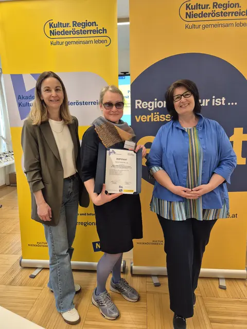 Sonja Schmid vom Freiwilligencenter NÖ, Freiwilligen-Koordinatorin Stefanie Fischer, Lehrgangsleiterin Helga Steinacher. | Foto: Kultur.Region.Niederösterreich
