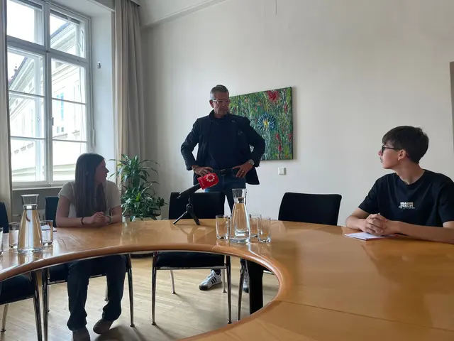 MeinBezirk Salzburg Chefredakteur Michael Kretz zeigte den Schülerinnen und Schülern den Umgang mit journalistischen Grundlagen. | Foto: MeinBezirk Salzburg/SchülerInnen LFS Klessheim