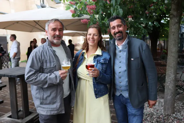 Finkensteiner Nudelfabrik-Geschäftsführerin Katharina Baumgartner und Baumgartnerhof-Inhaber Hubert Baumgartner mit Oliber Plieschnig. | Foto: MeinBezirk/Chiara Kresse
