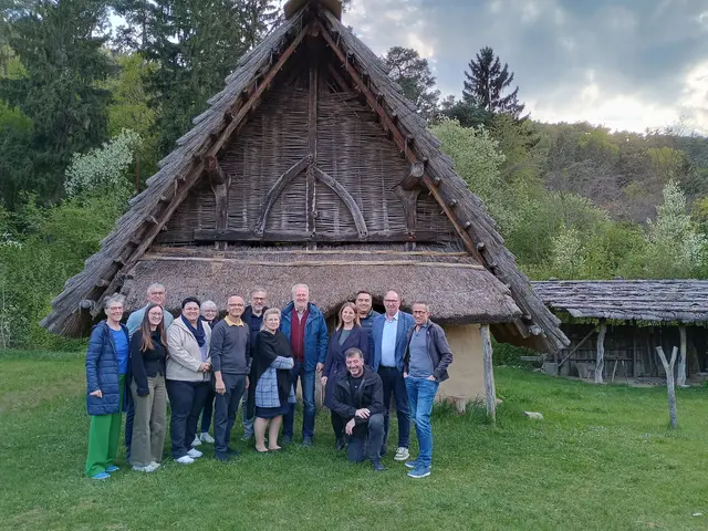 1. v. l.: Danja Mlinaritsch, Bianca Erlinger, BA, Vzbgm. Sandra Warnung, Bgm. Martin Leuthner, MMag. Andrea Kaufmann, LAbg. Josef Edlinger, Vizebgm. Ing. Leopold Groiß.
2. Reihe v. l.: Bgm. Andreas Pichler, Margit Steinmetz, Mag. Ing. Werner Groiß, Mag. Erich Broidl, Dipl.-Ing. Manuela Göll, Vzbgm. Erich Berger, Bgm. Karl Elsigan. | Foto: LEADER-Region Kamptal+