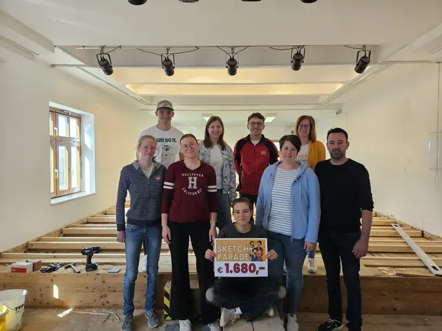 Daniela Litschauer, Mario Sinhuber, Kerstin Zlabinger, Tanja Baireder, Jasmin Bauer (KJ-Leiterin), Jakob Höchtl (KJ-Leiter), Cornelia Kletzl, Sonja Höchtl und Bürgermeister Andreas Straßer vor der Bühne im Pfarrheim. | Foto: Katholische Jugend Echsenbach