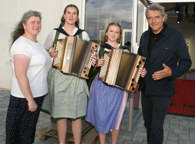 Duo "Nonstop" - Hannah und Anna  (Mitte) mit ihrer Lehrerin Erna Eichmann (links) und Kabarettist Christof Spörk. | Foto: Anna Maria Kaufmann