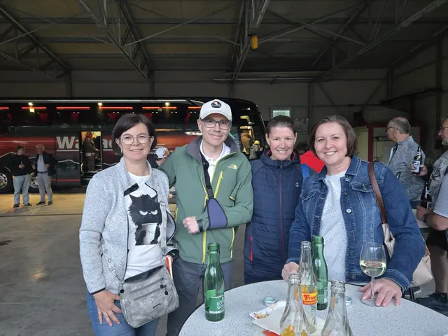 Nach dem Theaterabend ließen Birgit Glanninger und Christa Weiß den Abend in geselliger Atmosphäre ausklingen. | Foto: Julia Steyrer