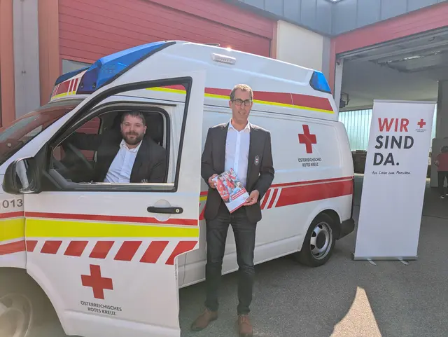 Rotkreuz-Bezirksrettungskommandant Florian Kurz und Bezirkstellenleiter und Bezirkshauptmann Florian Kolmhofer präsentieren den Jahresbericht 2025 des Roten Kreuzes im Bezirk Schärding.