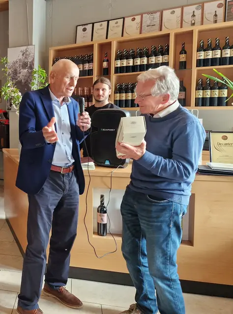 Šbergabe von Gastgeschenken: Bgm. Franc Mužič und Gerhard Lepicnik.