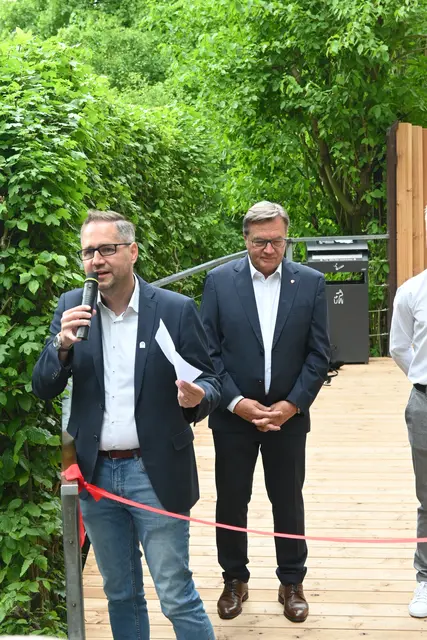 Direktor Stadler bei der Eröffnungsrede der neuen Verweilzone. | Foto: Königer
