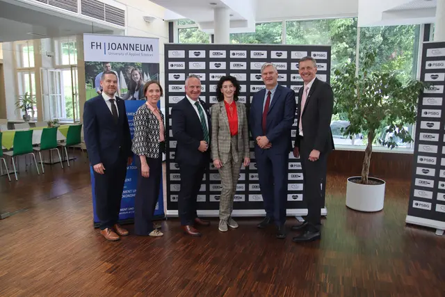 Christian Schweinzer (3.v.l.), Eva-Maria Adamer-König (4.v.l.), Alfred Tieber (r.) mit weiteren Vertretern der TS und der FH. | Foto: MeinBezirk/Herwig Brucker