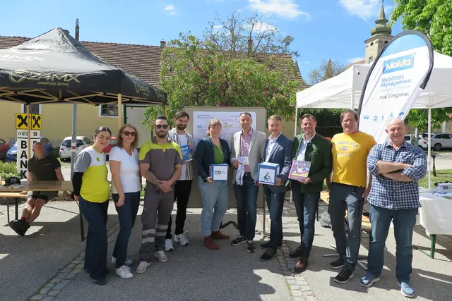 Kooperationspartner beim Mobilitätsfest Droß gemeinsam mit Gemeindevertretern (v.l.n.r.: Vertreter von ÖAMTC, der NÖVOG, Mobilitätsmanagerin Hanna Gratzer, Mobilitätsbeauftragter GR Martin Reithner, BGM Lukas Hirmke (alle Gemeine Droß), STR Christoph Hofbauer (Krems) in Vertretung von LH-Stv. Udo Landbauer, Vertreter von CAP Kindersicherheit und Radland NÖ) | Foto: noe regional