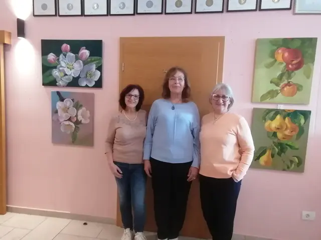 Eröffnung Trigeniale Brda 26: Die drei Künstlerinnen vor den Werken von Helena Petrovcic aus Brda.