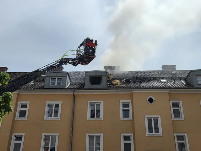 Am Mittwoch kommt es in einem Wohnhaus in der Hittmairstraße zu einem Brand im Dachbereich. Die Löschmaßnahmen verzögern sich, denn ein Mieter gab an, er habe Granaten und Munition in seiner Wohnung. Es wurde kein Sprengstoff gefunden.  | Foto:  FOTOKERSCHI / BILAL AHMETOVIC