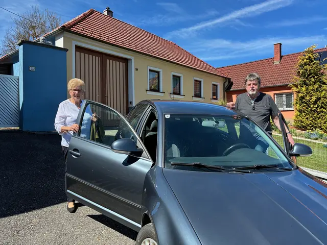 Charlotte Fröhlich aus Blumau wurde vom ehrenamtlichen Mitarbeiter Gerhard Schuecker aus Seebs zum Arzthausnach Ludweis gebracht. | Foto: NachbarschaftsKultur