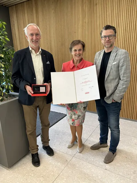 V.l.: WKO-Linz-Stadt Obmann Klaus Schobesberger, Ingeborg Schütz, Bezirksstellenleiter Peter Polgar. | Foto: WKOÖ