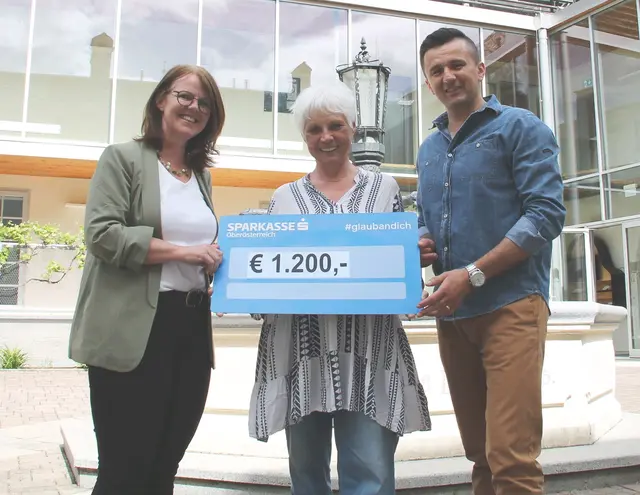 Vizebürgermeister Stipo Luketina sowie Direktorin Barbara Holzner überreichten einen Scheck in Höhe von 1.200 Euro an die Leiterin des Lebensmittelladens, Helga Lang (Mitte). | Foto: Landesmusikschule