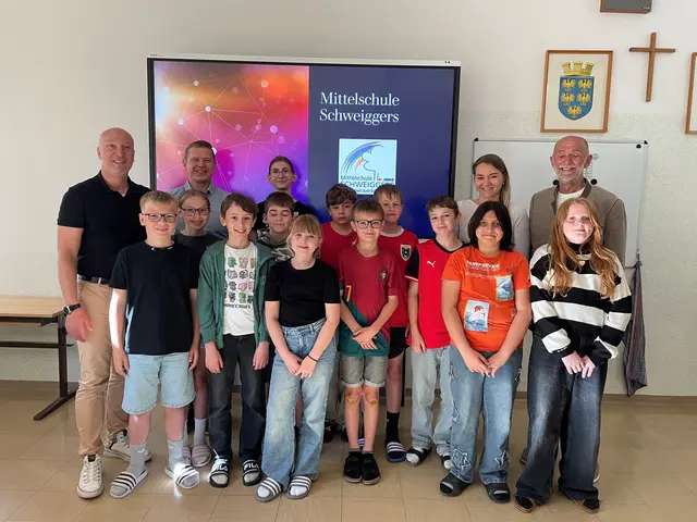OSR Bachofner, IT-Betreuer Dominic Neubauer, Julia Lenz, Bgm Josef Schaden und die Schüler der 1 Lenz. | Foto: Marktgemeinde Schweiggers