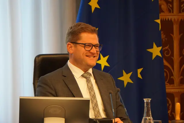 Bundesratspräsident Markus Stotter eröffnet die Enquete im Bundesrat in Wien.
Er begrüßte die Teilnehmerinnen und Teilnehmer und stellte das Thema „Starke Regionen“ in den Mittelpunkt der Veranstaltung. | Foto: meinbezirk/sprenger